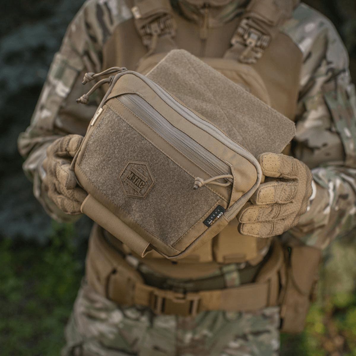 M-Tac Large Elite Gen.II -olkalaukku käytössä päivittäisille varusteille, taktiikalle ja kestävyyttä ajatellen, Cordura 500D ja YKK-vetoketjut.
