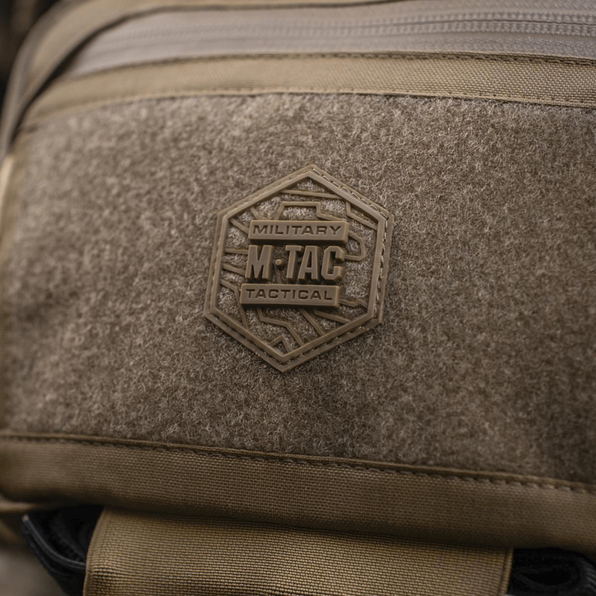 M-Tac Large Elite Gen.II -olkalaukku brändilogolla etu-Velcro-paneelissa, korostaa taktista muotoilua.