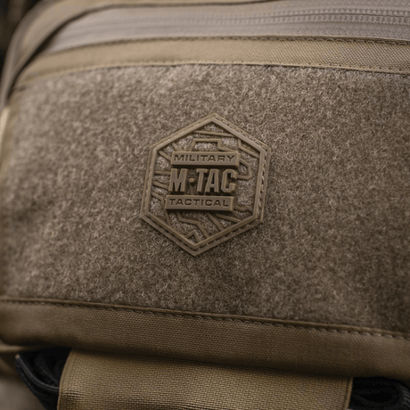 M-Tac Large Elite Gen.II -olkalaukku brändilogolla etu-Velcro-paneelissa, korostaa taktista muotoilua.