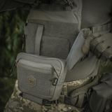M-Tac Large Elite Gen.II olkalaukku käytössä, valmistettu kestävästä Cordura 500D:stä, luotettavat YKK-vetoketjut ja Velcro-paneeli.