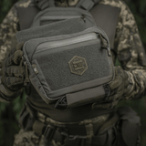 M-Tac Large Elite Gen.II olkalaukku Cordura 500D:stä YKK-vetoketjuilla, nähty taktisen maastovarustuksen yhteydessä.