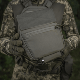 M-Tac Large Elite Gen.II olkalaukku maastokuvioidussa asussa olevan henkilön kädessä, valmistettu Cordura 500D:stä, YKK-vetoketjut.