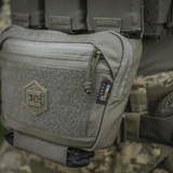 M-Tac Large Elite Gen.II olkalaukku käytössä, Cordura 500D -kangas ja YKK-vetoketjut, kuvassa taktinen varustus.