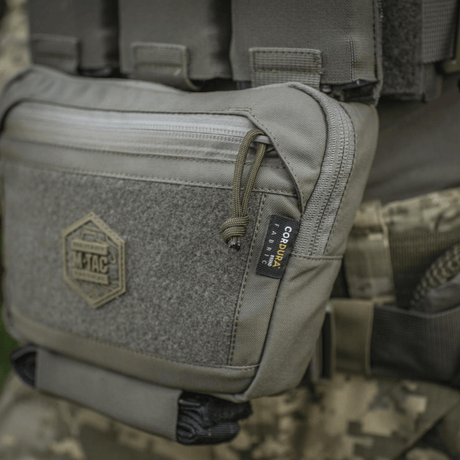 M-Tac Large Elite Gen.II olkalaukku käytössä, Cordura 500D -kangas ja YKK-vetoketjut, kuvassa taktinen varustus.