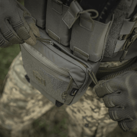 M-Tac Large Elite Gen.II olkalaukku Cordura 500D -materiaalista, ulkokäytössä, korostaa vetoketjujen toimintaa.