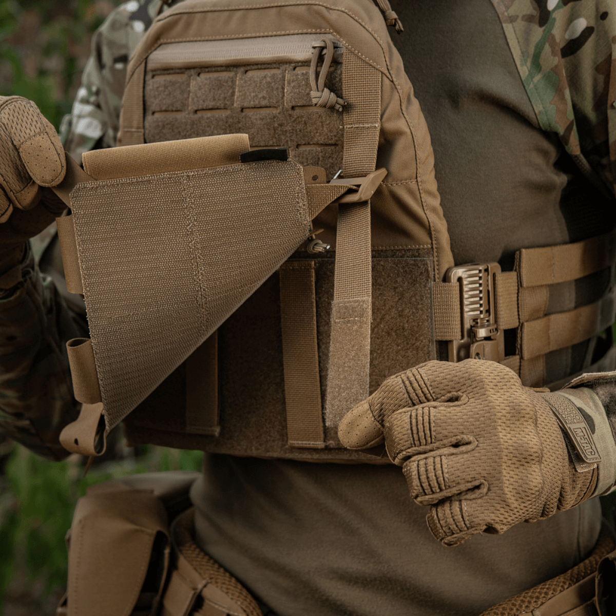 M-Tac etupaneeli Cuirass QRS Plate Carrier 3 lipasta elastisesta materiaalista, NIJ-sertifiointi, taktinen ja toiminnallinen muotoilu, galleria-asema 1.