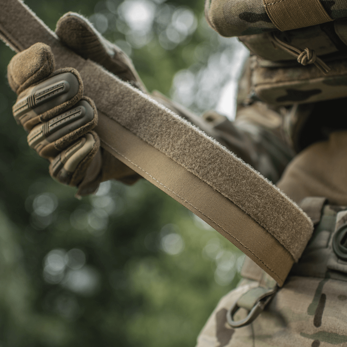 M‑Tac Internal Tiger Bælte pidetään taktisesti pukeutuneen henkilön toimesta, sopii sotilaalliseen ja taktiseen käyttöön