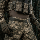 Kuva M‑Tac Internal Tiger -vyöstä käytössä sotilaallisessa ja taktisen varustuksen kanssa, Cordura 500D ja velcro-kiinnitys.