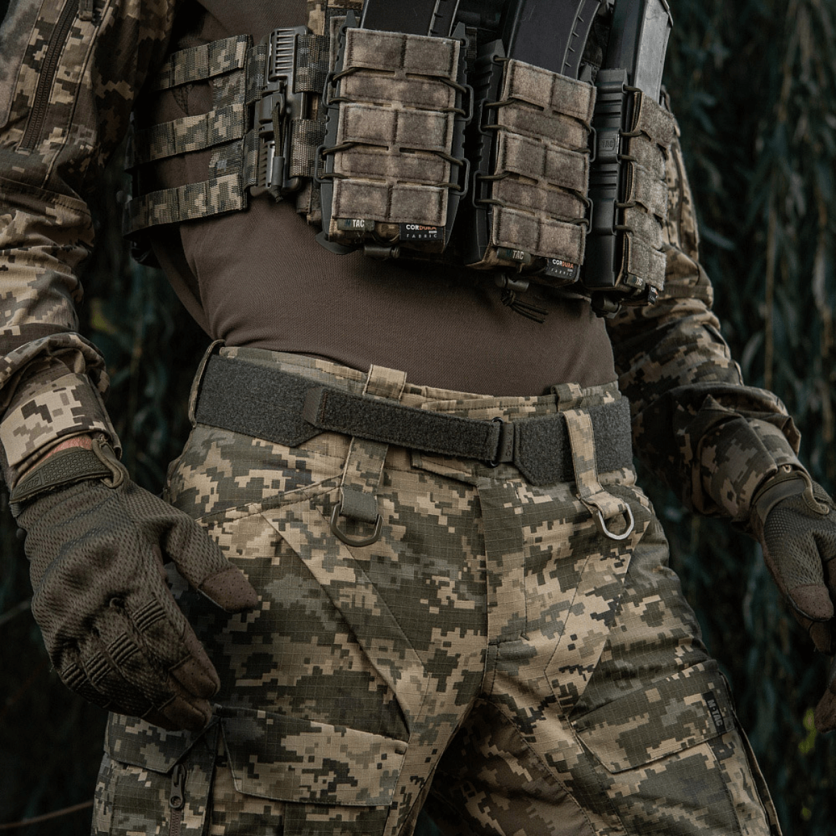 Kuva M‑Tac Internal Tiger -vyöstä käytössä sotilaallisessa ja taktisen varustuksen kanssa, Cordura 500D ja velcro-kiinnitys.