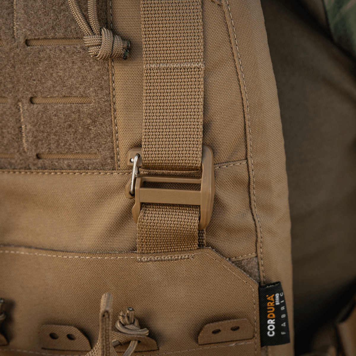 M-Tac etupaneeli Plate Carrier Cuirass QRS:lle, 4 lipasta, kestävä Cordura-nylon säädettävällä hihnalla, NIJ-sertifiointi, galleria, sijainti 1.