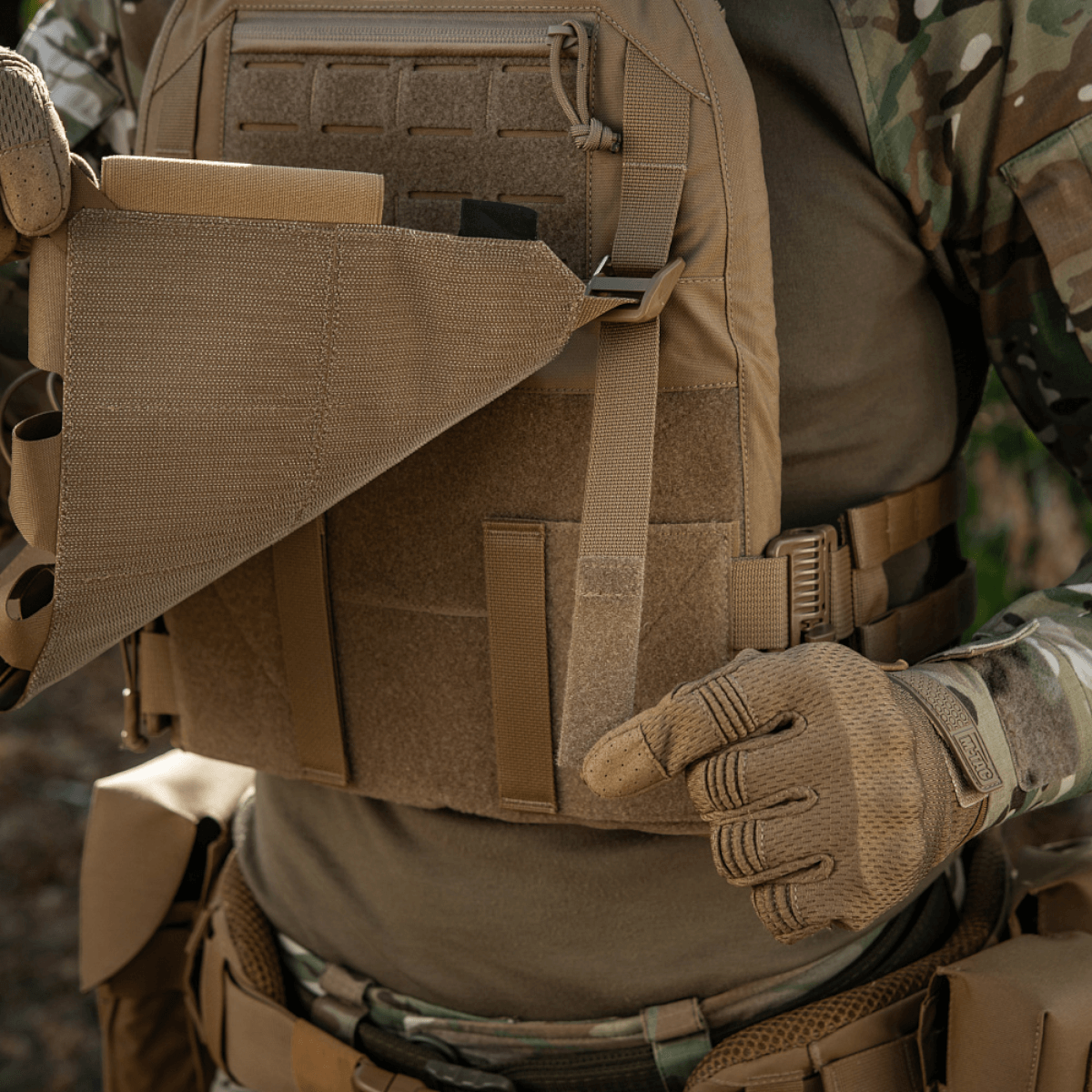 M-Tac etupaneeli Plate Carrier Cuirass QRS:lle, 4 lipasta, kestävä elastinen materiaali, NIJ-sertifiointi, toimiva kiinnitys, galleria, sijainti 1.