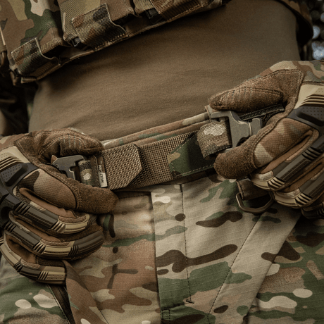 M-Tac Cobra Buckle taktinen vyö Laser Cut käytössä, henkilöllä camovaatteet ja hanskat.