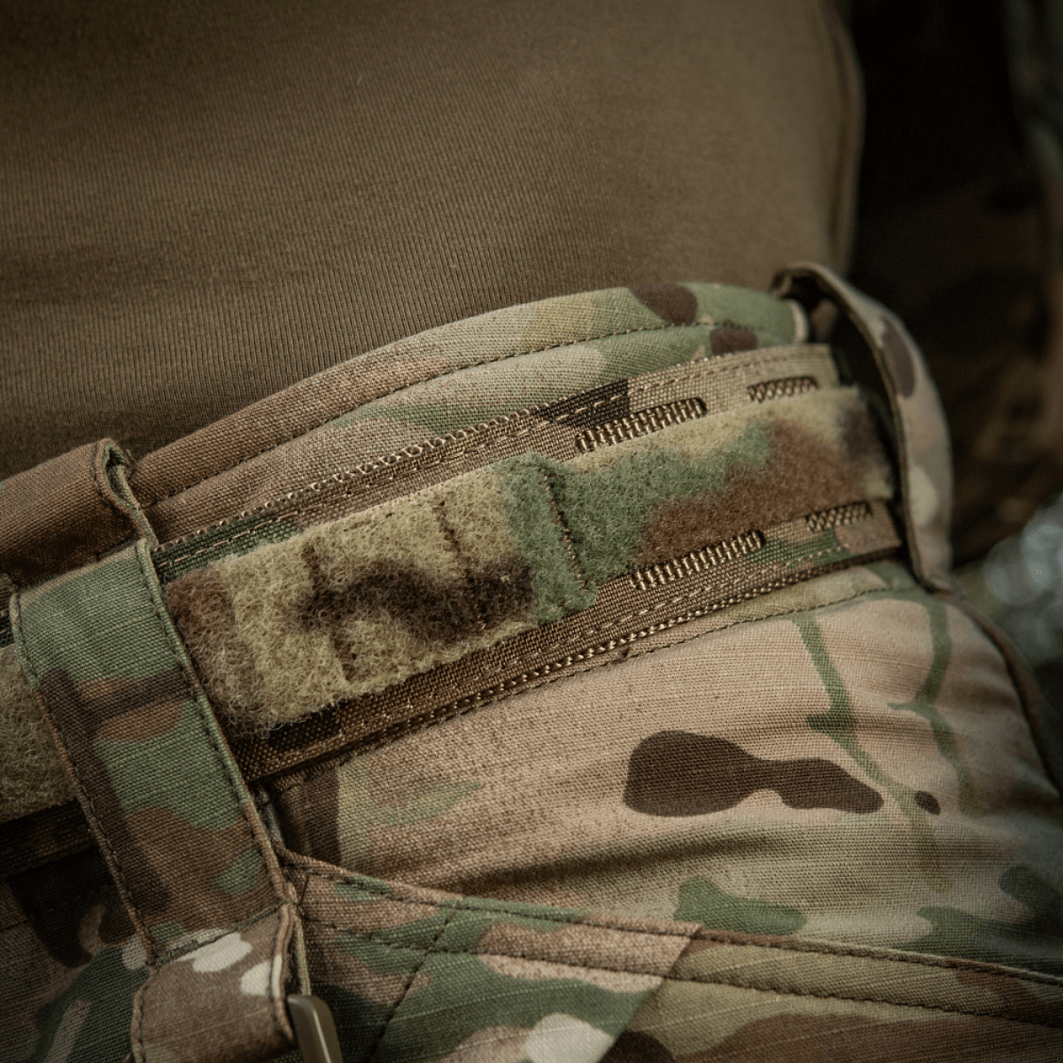 M-Tac Cobra Buckle taktinen vyö Laser Cut asennettuna camo-univormuun sotilas- ja poliisivarusteisiin. Materiaalit: Cordura Squadron, 40 mm nylonremmi.