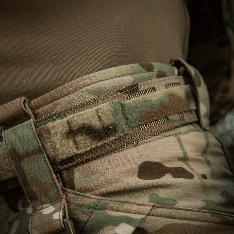 M-Tac Cobra Buckle taktinen vyö Laser Cut asennettuna camo-univormuun sotilas- ja poliisivarusteisiin. Materiaalit: Cordura Squadron, 40 mm nylonremmi.