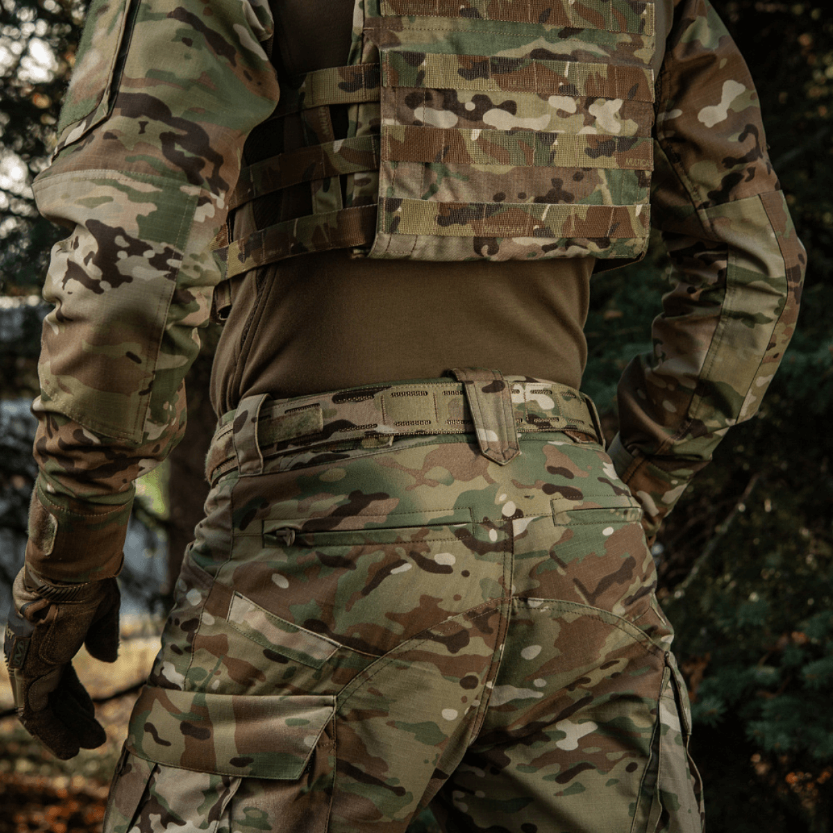 M-Tac Cobra Buckle taktinen vyö Laser Cut sotilaalla camo-uniformussa MOLLE-liitännällä.