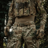 M-Tac Cobra Buckle taktinen vyö Laser Cut sotilasunivormun päällä metsässä.