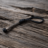 M-Tac Knife Lanyard Scandinavian punottu paracord, tyylikäs ja käytännöllinen lisä taskuveitsille, puutaustalla.
