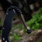 M-Tac Knife Lanyard Scandinavian – punottu paracord-naru taskuveitsessä tyylikästä ja käytännöllistä käyttöä varten.
