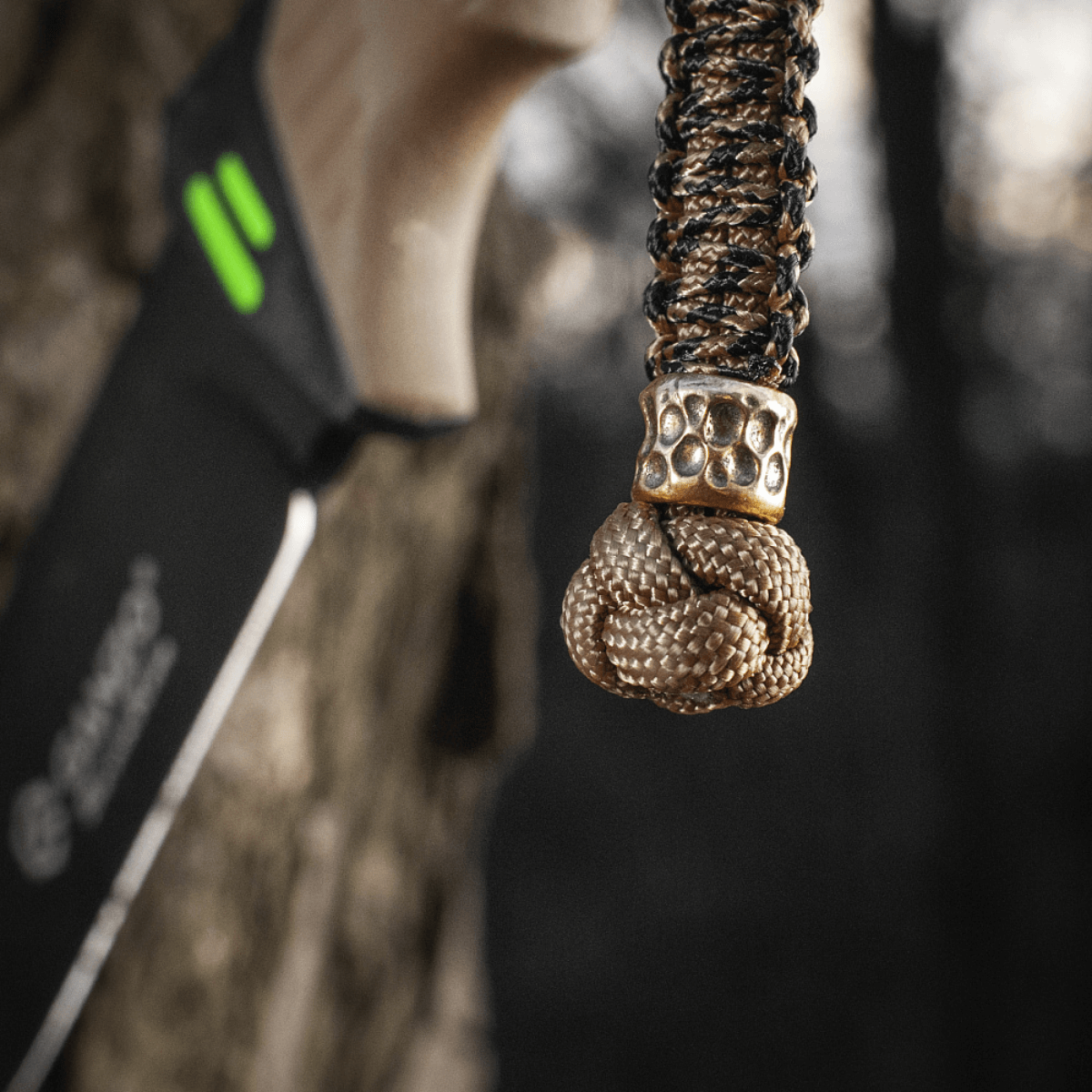 M-Tac Knife Lanyard Scandinavian Granule punottu paracord koristellisella solmulla, kiinnitetty veitseen, käytännöllinen ja tyylikäs.