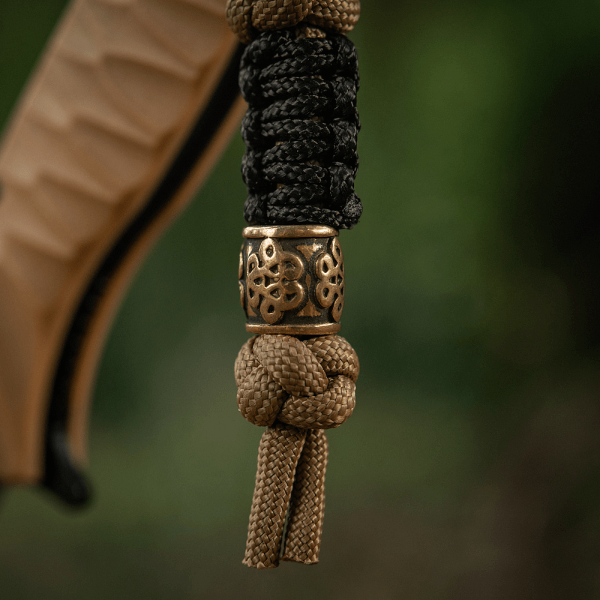 M-Tac Lanyard Scandinavian Small Chinese Knot koristehelmellä. Tyylikäs lisävaruste kierretystä paracordista, ihanteellinen veitsille ja taskulampuille.