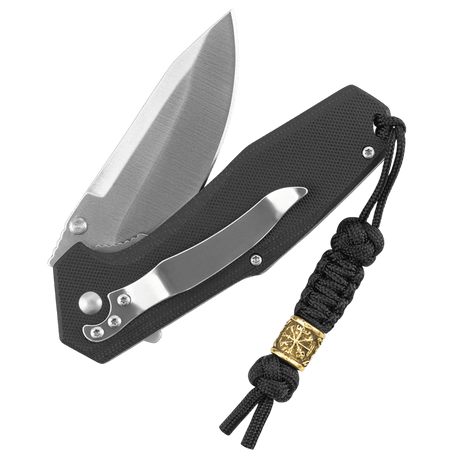 M-Tac Lanyard Scandinavian Small Helmet of Terror kiinnitetty mustaan taktiseen veitseen, koristeltu skandinaavisilla kuvioilla ja paracordilla