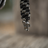 M-Tac Knife Lanyard Helix Skull punottu paracord ja kallodesign, lisää tyyliä taskuveitsiin ja helpottaa käsittelyä.