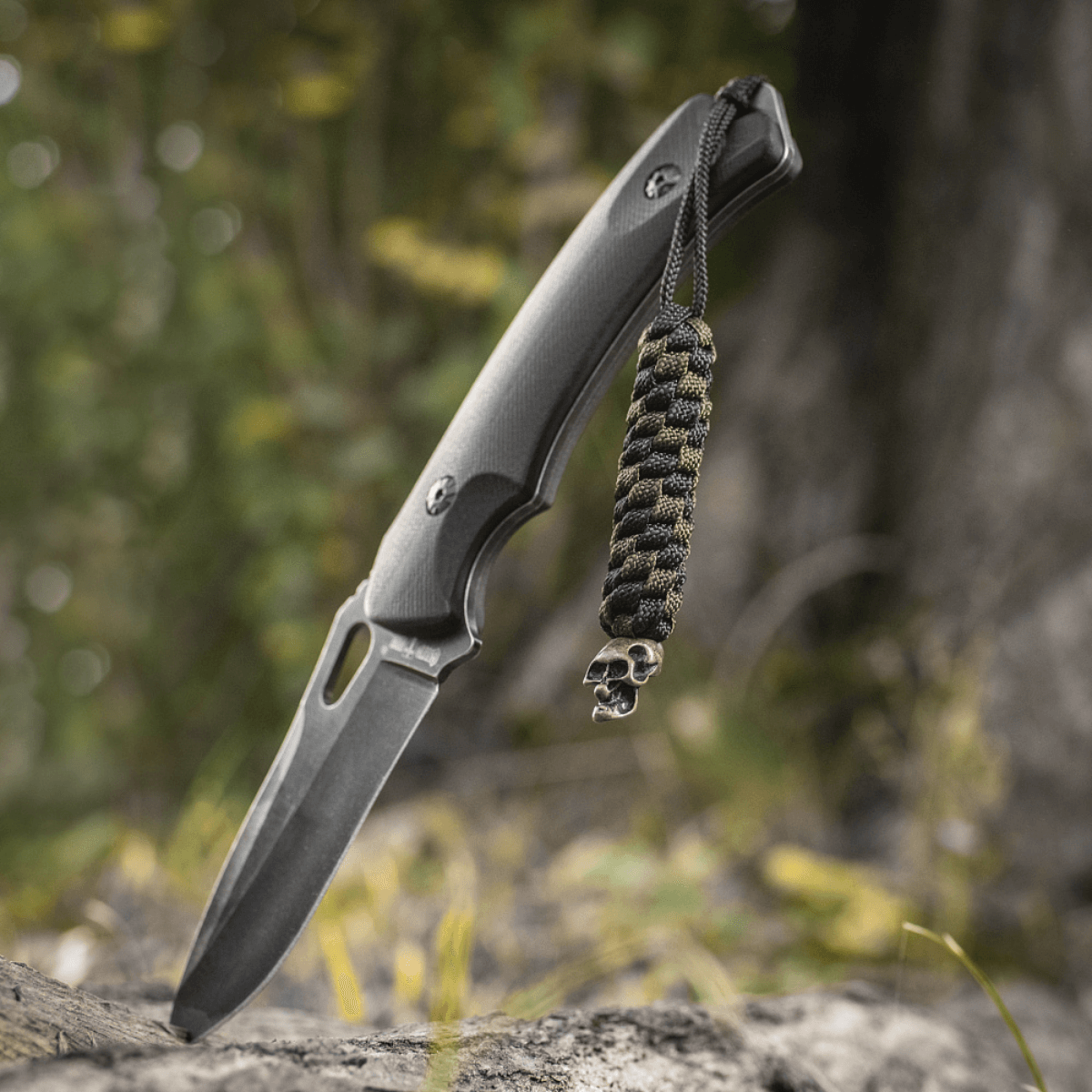 M-Tac Knife Lanyard Helix Skull punottu paracord, toimii kahvan joustavana jatkeena.