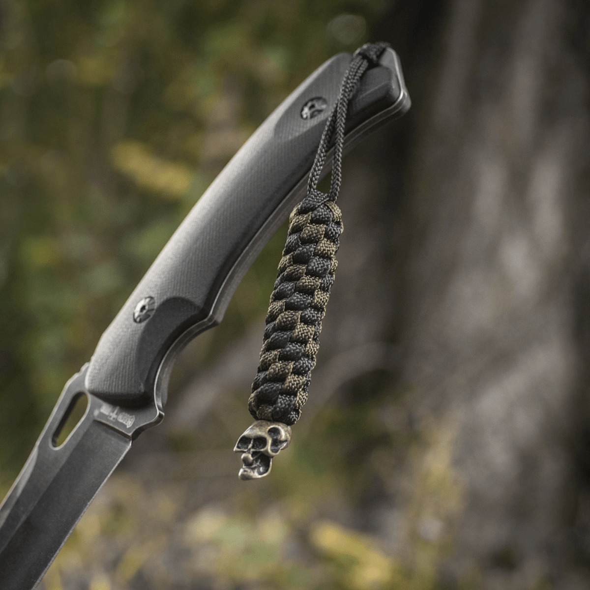 M-Tac Knife Lanyard Helix Skull veitsessä, punottu paracord lisää tyyliä ja toimivuutta tunnusomaisella kallo‑designilla.