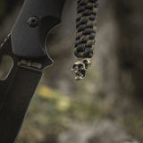 M-Tac Knife Lanyard Helix Skull punottu paracord, koristeltu kallolla, lisää tyyliä ja toimivuutta taskuveitseesi.
