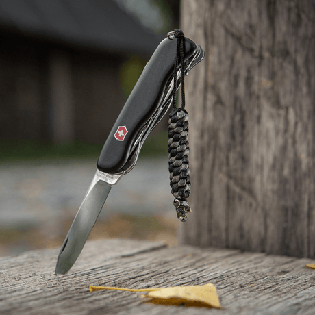 M-Tac Knife Lanyard Helix Skull taskuveitsille punotulla paracordilla ja tyylikkäällä designilla, nopeaan vetoon ja lisätyyliin.