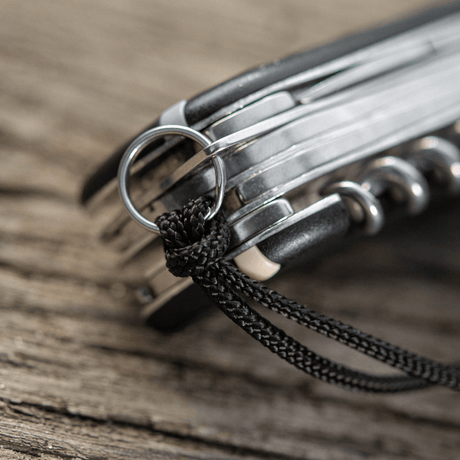 M-Tac Knife Lanyard Helix Skull punottu paracord veitsille, tyyliä ja toimivuutta, joustava jatke nopeaan käyttöön.