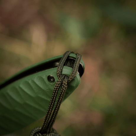 M-Tac Knife Lanyard Celtic kiinnitetty harmaaseen veitseen, korostaa tyylikästä punottua muotoilua kestävästä paracordista.