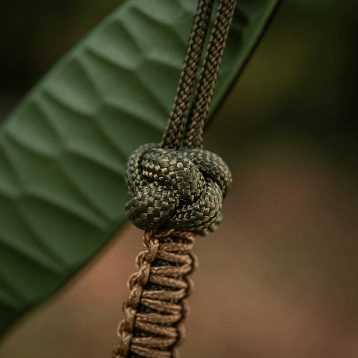 M-Tac Knife Lanyard Celtic, punottu paracord antaa veitselle ainutlaatuisen ilmeen ja käytännöllisyyttä.