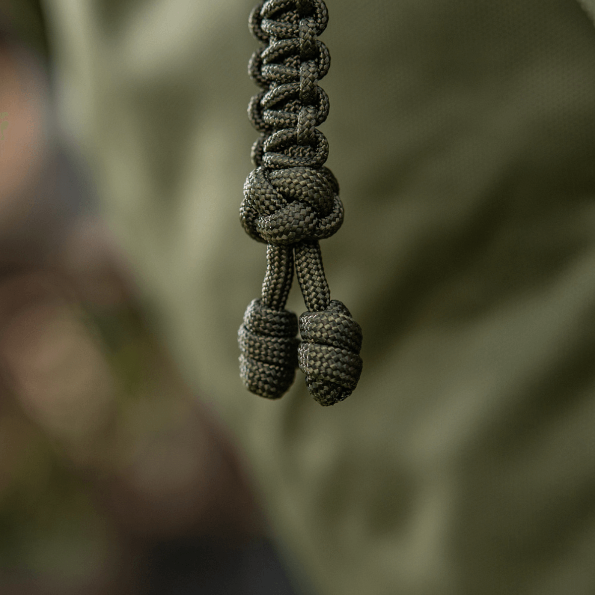 Punottu M-Tac Loopy Snake Skull Lanyard paracordista veitsille ja varusteille, tyylikäs ja kestävä lisä.