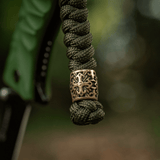 M-Tac Viper Lanyard Scandinavian harmaalla punotulla paracordilla ja koristeellisella Viper-helmellä lähikuvassa, korostaen kestävyyttä ja tyyliä.