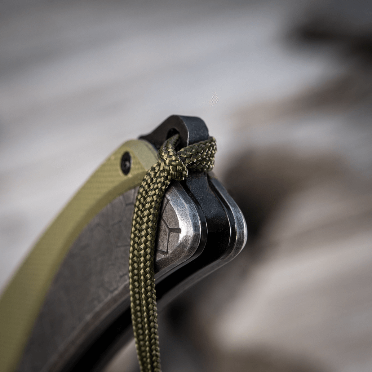 M-Tac Viper Lanyard Stainless Steel modernissa veitsessä, näyttäen punotun paracordin ja ruostumattoman teräksen tyylin ja toiminnallisuuden.