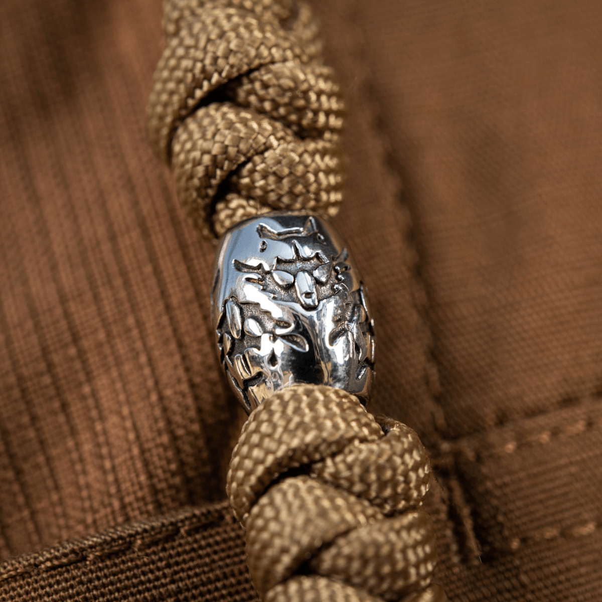 M-Tac Zeus Stainless Steel Lanyard punotulla paracordilla ja koristehelmellä, ihanteellinen nopeaan pääsyyn veitseen ja varusteisiin.