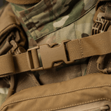 Lähikuva M-Tac reppu Sturm Elite Gen.II tukevasta soljesta ja maastotaustasta, ihanteellinen taktisiin toimiin.