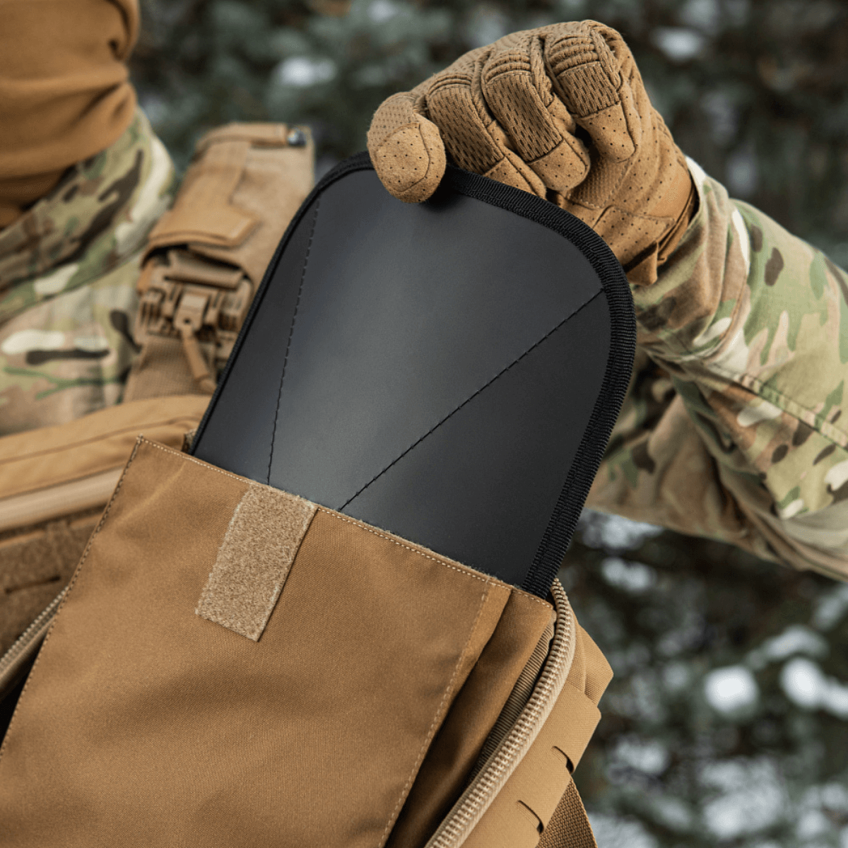 Sotilas M-Tac reppu Sturm Elite Gen.II kanssa näyttää repun sisäosan, suunniteltu omavaraisille kenttäreissuille.