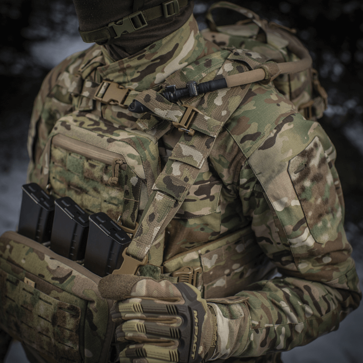 Sotilas kantaa M-Tac reppu Sturm Elite Gen.II maastovaatteissa. Reppu MOLLE-järjestelmällä ja sisäänrakennetulla juomajärjestelmällä.