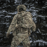 M-Tac reppu Sturm Elite Gen.II sotilas maastopuvussa metsässä talvella.
