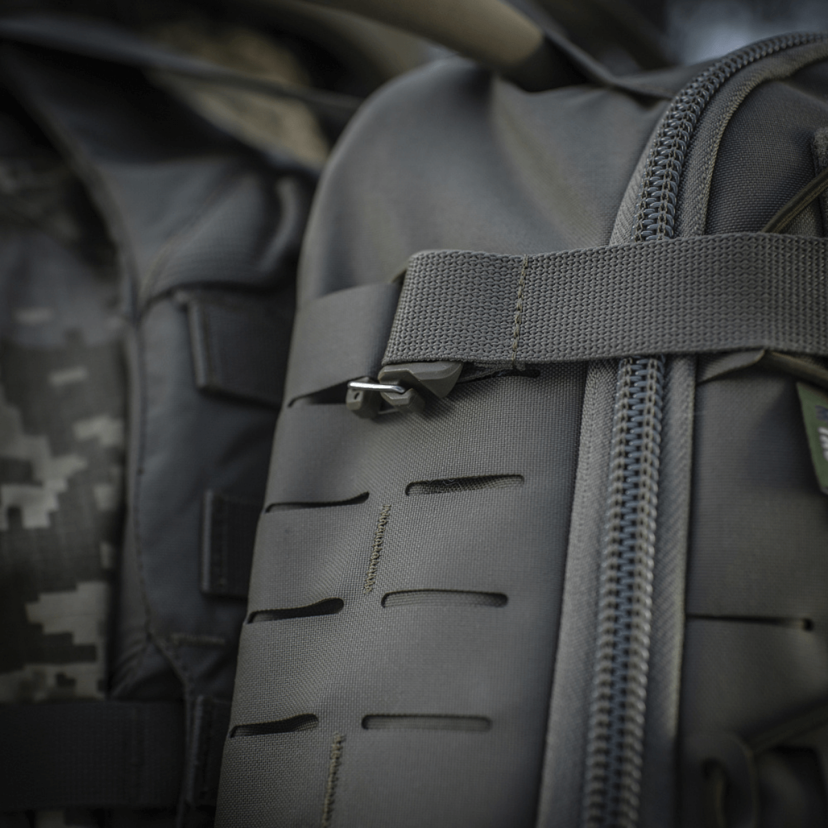 Lähikuva M-Tac Sturm Elite Gen.II:n Cordura-kankaasta ja MOLLE Laser Cut -järjestelmästä.