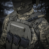 M-Tac Sturm Elite Gen.II sotilaan kantamana, maastokuvioasu ja taktinen varustus, MOLLE edessä näkyvissä.