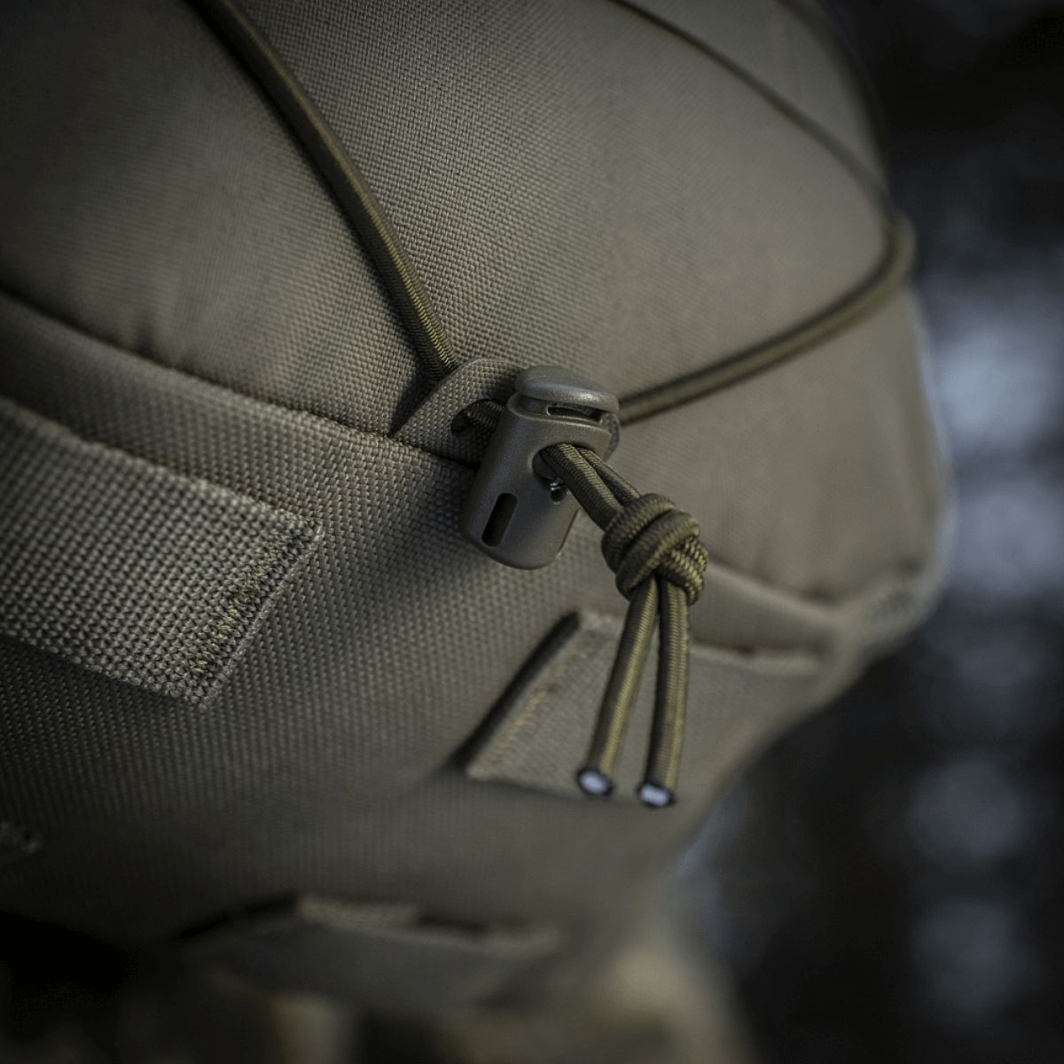 Lähikuva M-Tac Sturm Elite Gen.II:n joustavasta nyörityksestä ja Cordura-materiaalista kenttäkäyttöön.