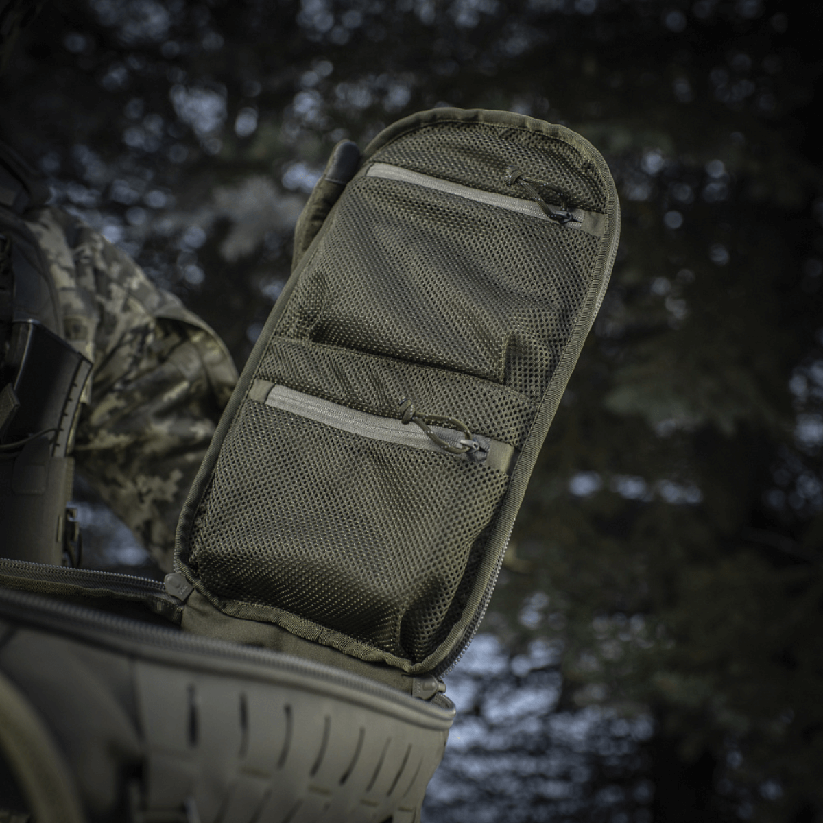 Avoin tasku M-Tac Sturm Elite Gen.II:ssa verkkotaskuilla EDC-varusteille, ihanteellinen kenttäolosuhteisiin ja lisävarusteille.