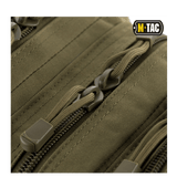 Lähikuva M-Tac Assault Packin vetoketjuista, MOLLE-järjestelmä ja pehmustetut olkahihnat.