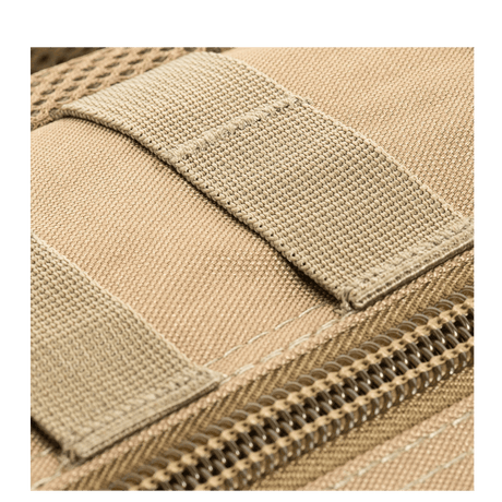 Lähikuva M-Tac Assault Packin MOLLE-järjestelmästä vetoketjusululla.