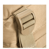 Lähikuva M-Tac Assault Packin neliönmuotoisesta muovisoljestä ja vaaleanruskeasta remmistä, kestävä muotoilu ja laadukas ommel.