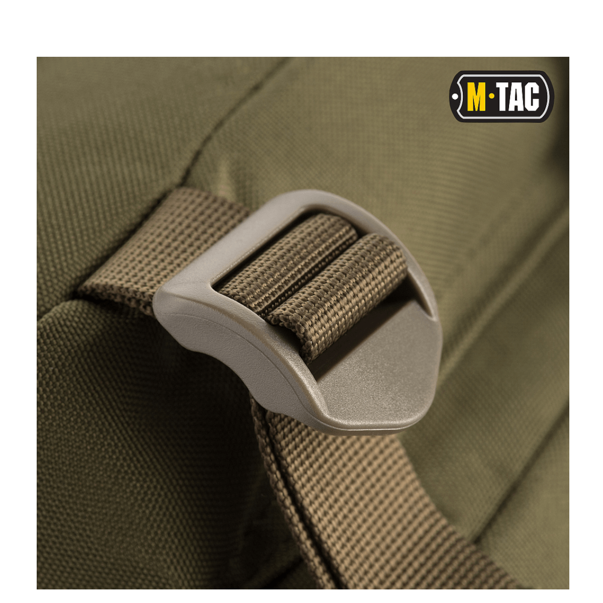 Lähikuva M-Tac Assault Packista, säädettävä olkahihna ja MOLLE-kiinnitysjärjestelmä, oliivinvihreä.