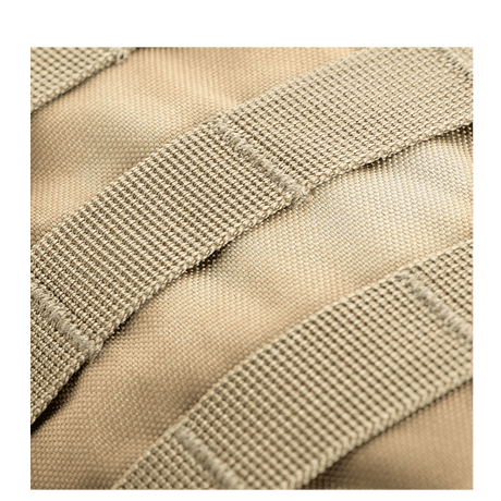 Lähikuva M-Tac Assault Packin MOLLE-järjestelmästä, näyttää hihnadetalleja; sopii kaupunki- ja vaelluskäyttöön.